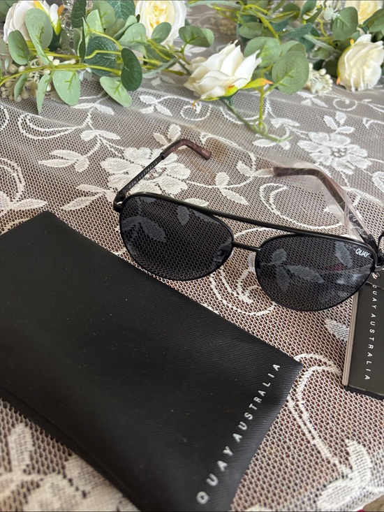 Quay Australia Accessories - NEW Quay Australia Vivienne Black Metal Aviator Sunglasses for Women with case.